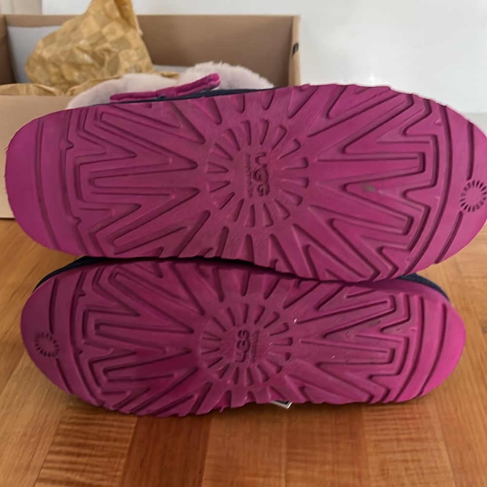 UGG AUSTRALIA KOURTNEY Bow Boots Youth Size 5 Navy Boots with Pink Sole - Picture 5 of 9